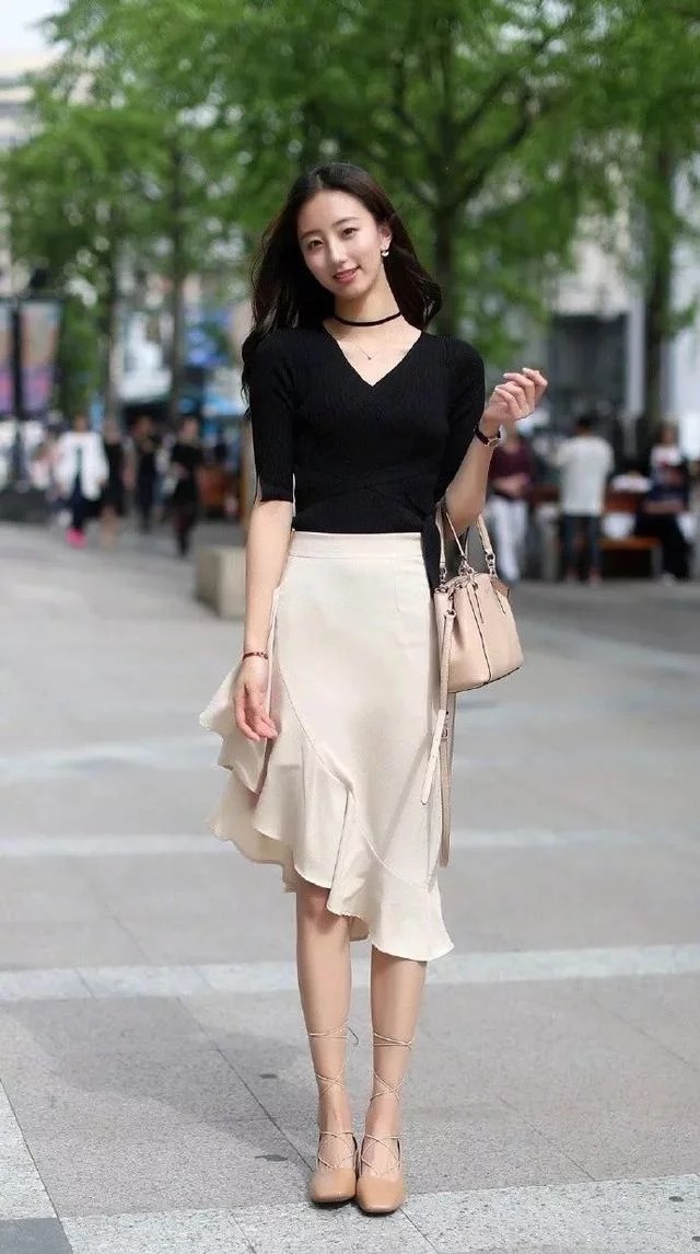 街拍:长相清秀的小姐姐,身穿吊带连衣裙,凸显美好的气质