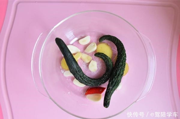 腌黄瓜还只加盐,那就错了!多加这一步,黄瓜嘎嘣脆,久放也不坏!