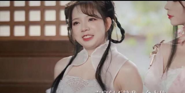 手臂|王奕萌Cos逆水寒OL翻车,手臂粗壮下巴明显,被调侃 “出肉装”