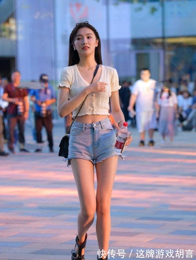 毛衣 白色针织短袖非常轻柔，木耳边设计俏皮可爱，搭配牛仔裤显年轻！