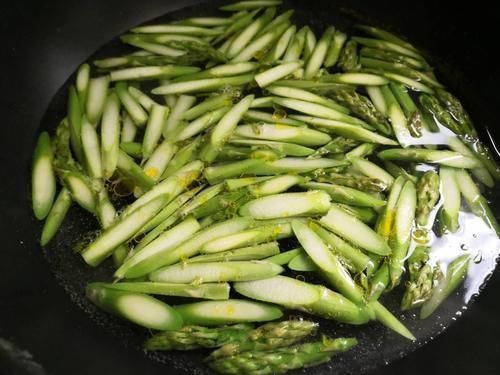 芦笋|遇到这菜赶紧吃，一个月从20元降到8元一斤，燃烧脂肪最在行