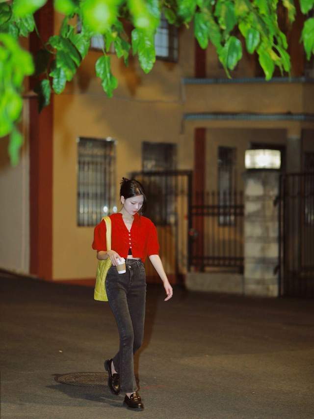 上身 秋冬季节想要穿出氛围感,红色毛衣搭配牛仔裤,高级又显气质