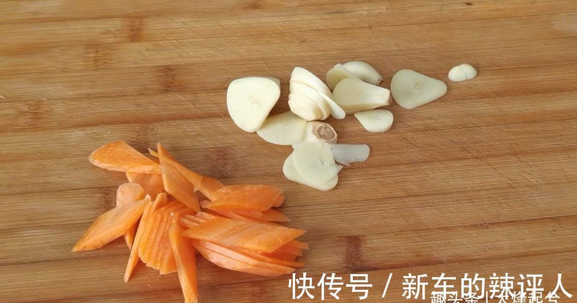 炒莲藕片|炒莲藕片不发黑，掌握2点小技巧，脆爽清甜又开胃，颜色透亮不黑