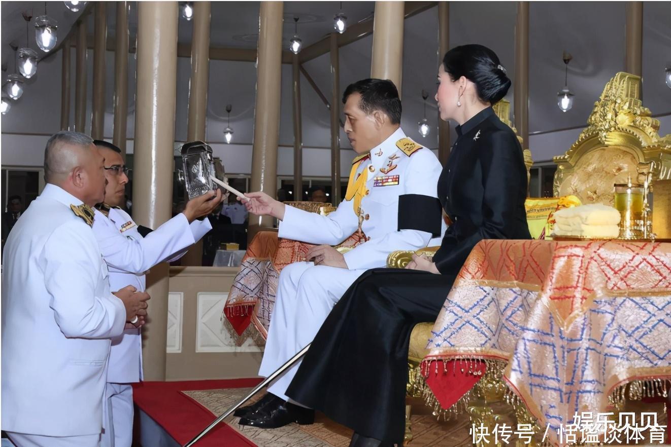 红发色|换发型堪称换脸,苏提达低扎马尾编织发显淑女,漂染红发色更洋气