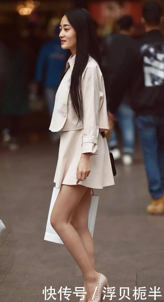 小姐姐脚上搭配着一双尖头的高跟鞋,带着一种御姐的风范