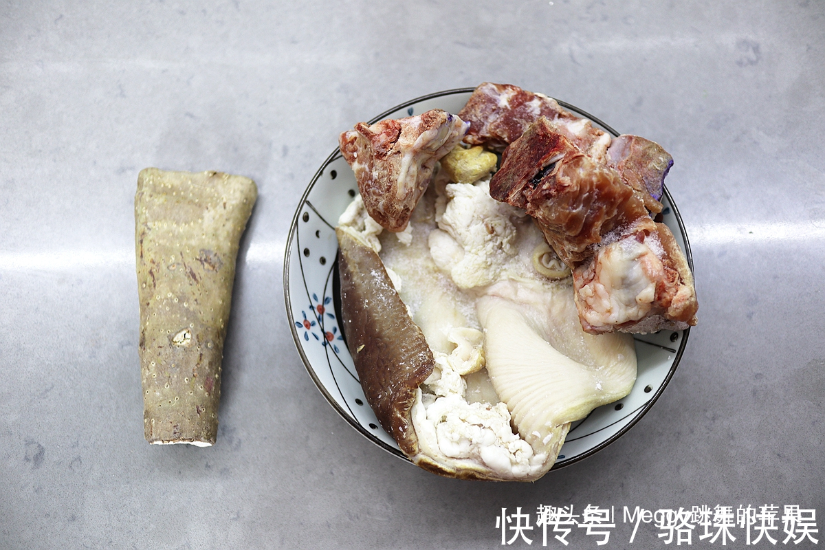 夏天|夏天多喝这汤,味浓肉烂不费事,3种材料扔进锅,乳白鲜汤喝2碗