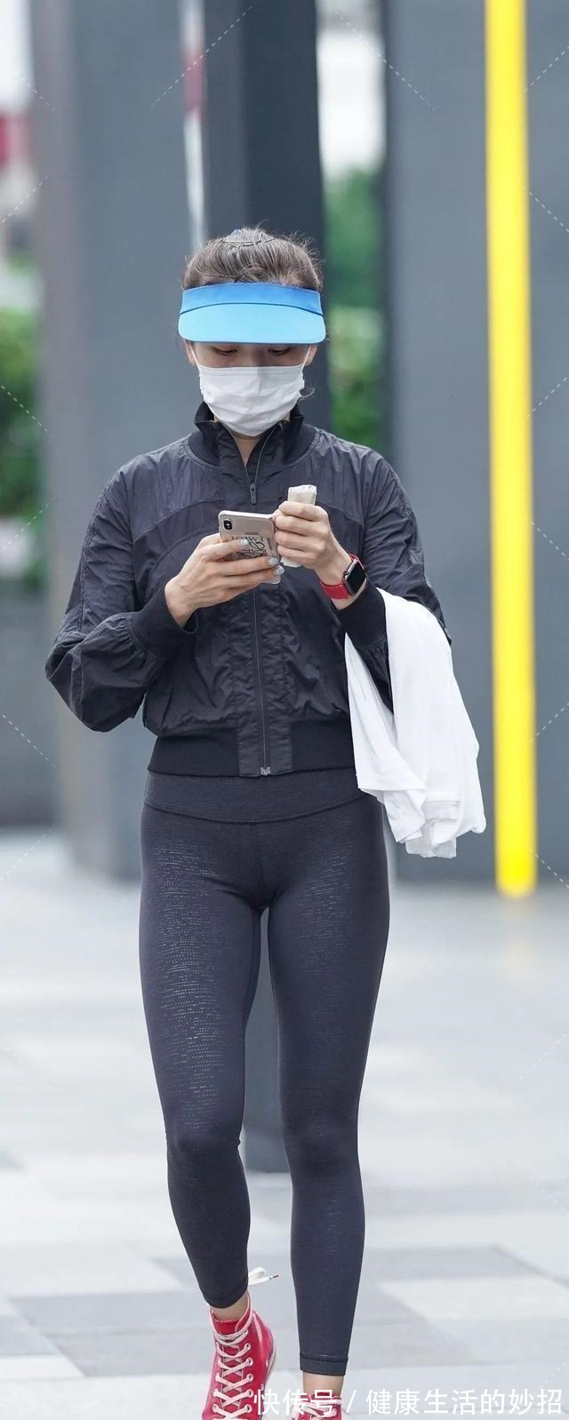 裙子 “背心和瑜伽裤”的穿法,很适合微胖女生,她们穿起来会更加性感!