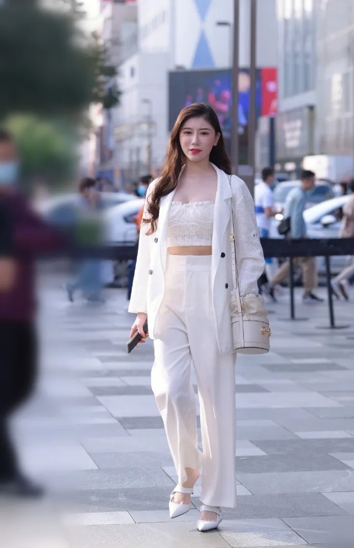 很漂亮,穿白衣的性感动人长发美女