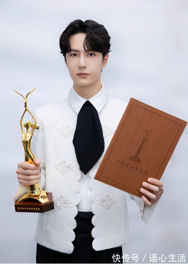 王一博直言靠粉丝获金鹰奖，用“配得上”做感言，彰显高情商