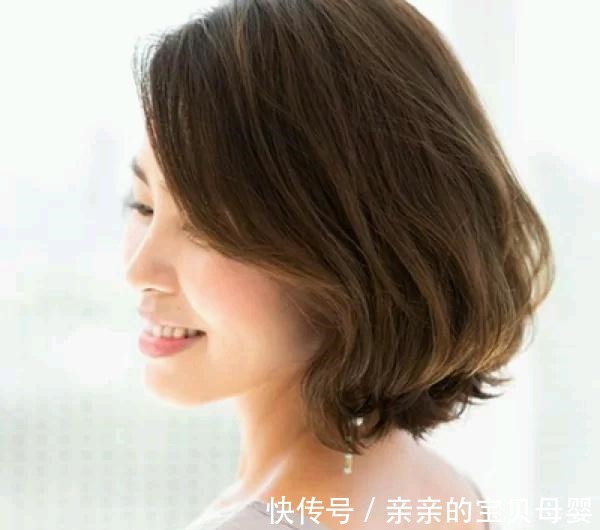 苹果肌处 四十岁的女人,最好别剪下面几种发型,显土没气质,后几种更好看