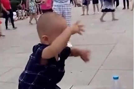孙子|奶奶带着2岁孙子去广场,宝妈出差回来看到后,被孩子的动作逗乐