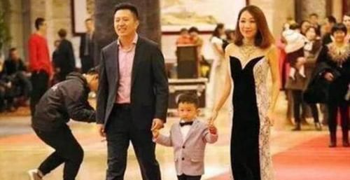 不法分子|女儿第一天上幼儿园，金脚链就不见了，宝妈怒找老师反被打脸