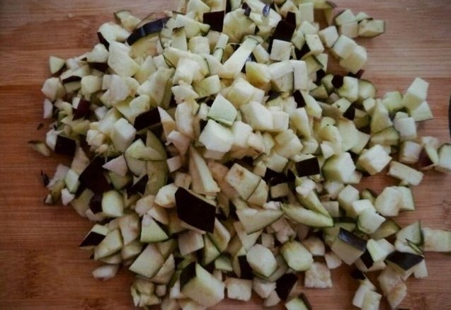 入秋后，多用茄子包饺子，比韭菜馅还鲜香，好吃营养高，快试试