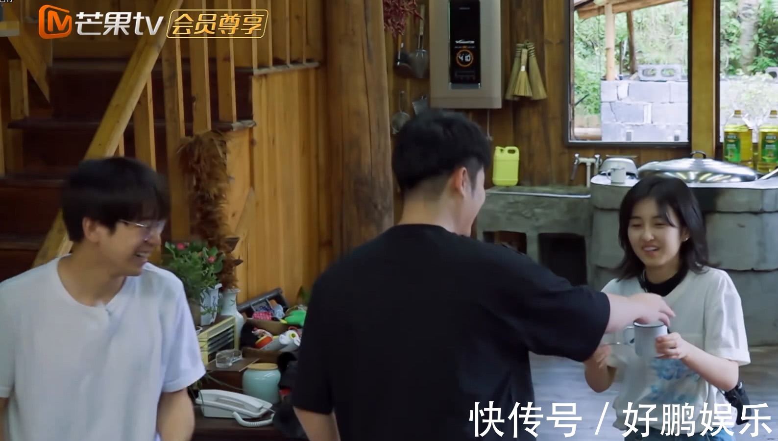 《向往3》张子枫录节目间出现生理期，看她随身背的小包，难怪！