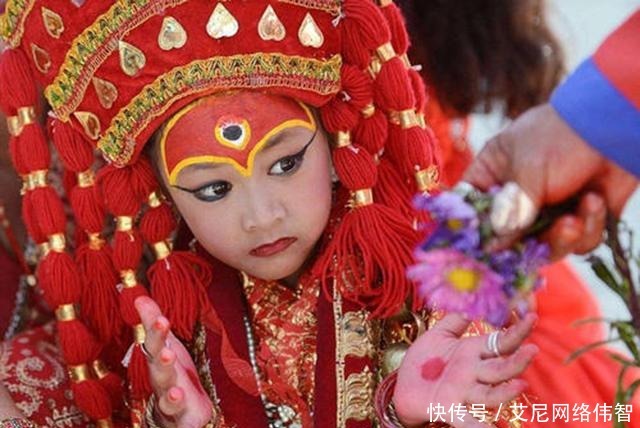 尼泊尔“活女神”悲哀:被禁锢在寺庙,双脚不能触地,最后孤独终