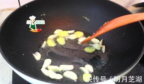 焯水|炒芹菜时,先焯水或直接炒都不对,牢记三个技巧,芹菜脆嫩不塞牙