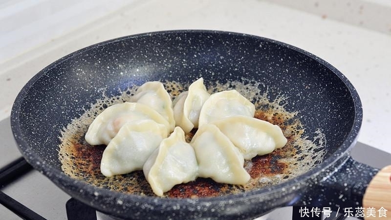 煎饺上的冰花，到底是面粉还是淀粉做的？加多少水才焦脆不糊？