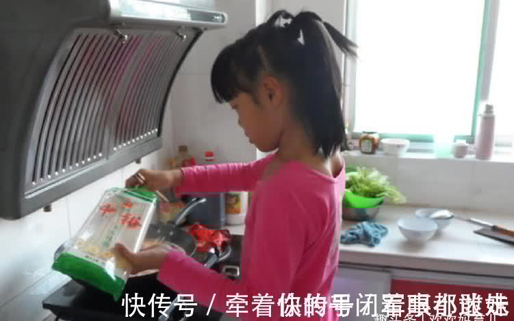 孩子|“不给看电视,我就晒死自己”,面对女儿的威胁,宝爸的举动亮了