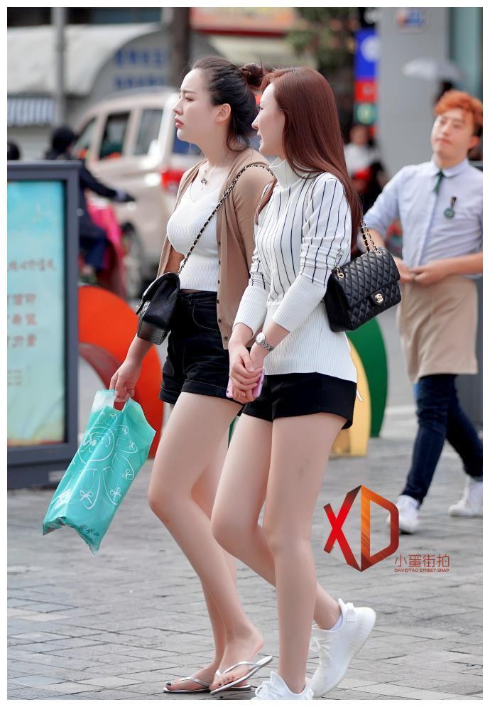体现|路人街拍,闺蜜热裤出街,一样的大长腿不一样的体现