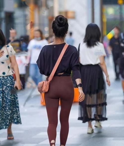 搭配 蓝色经典长袖搭配白色直筒打底裤,满足你的身材,特别好看