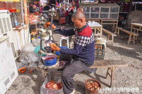 大巴扎|偶遇新疆周末集市，犹如撞进了“爱心食堂”，20元可以吃到扶墙