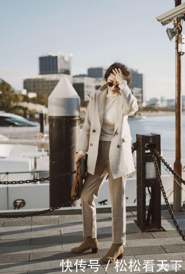时尚|跟着时尚博主学穿搭,毛茸茸的卡其色外套配白裤,温柔简约又时尚