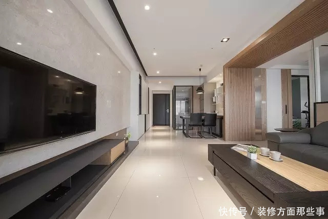 玄关|126平美式+轻奢装修三居室,玄关柜子墙体现出超强收纳力