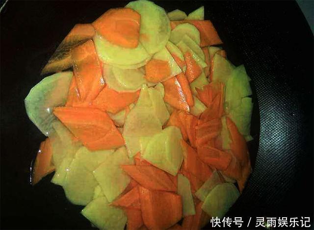 最家常的三种蔬菜炒在一起,不仅营养丰富,而且颜色漂亮。