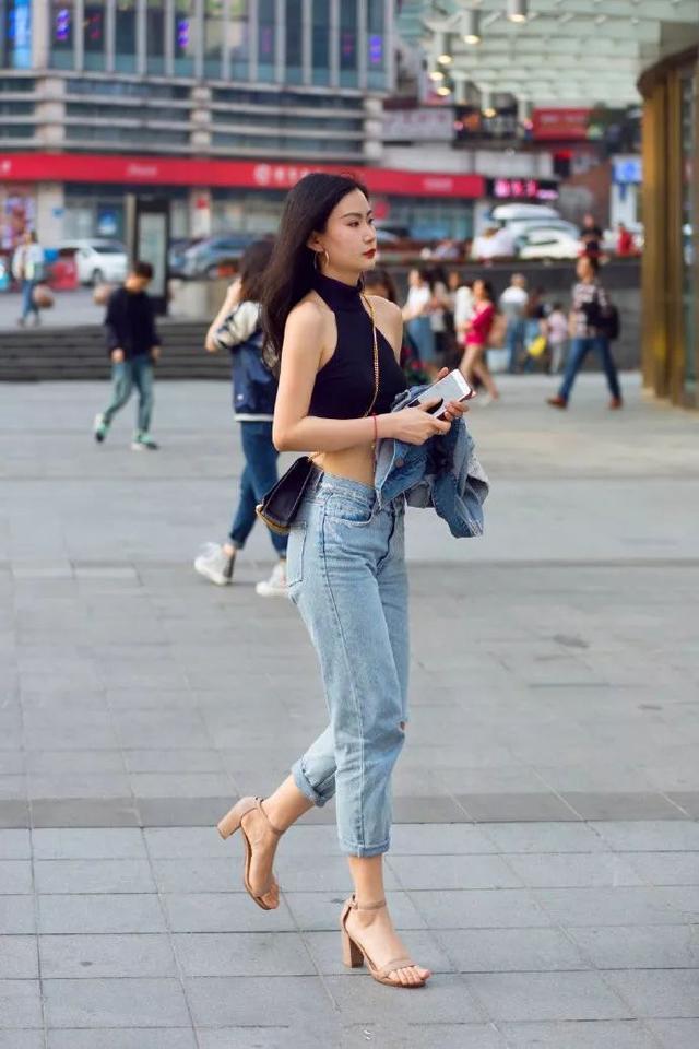 双腿|小姐姐身穿黑色的衬衫,搭配白色的短裤,双腿看上去更加的修长