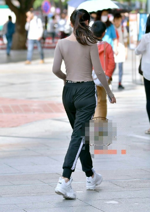 运动裤|街拍杏色打底衫搭配黑色运动裤,尽显女性高挑性感身姿!