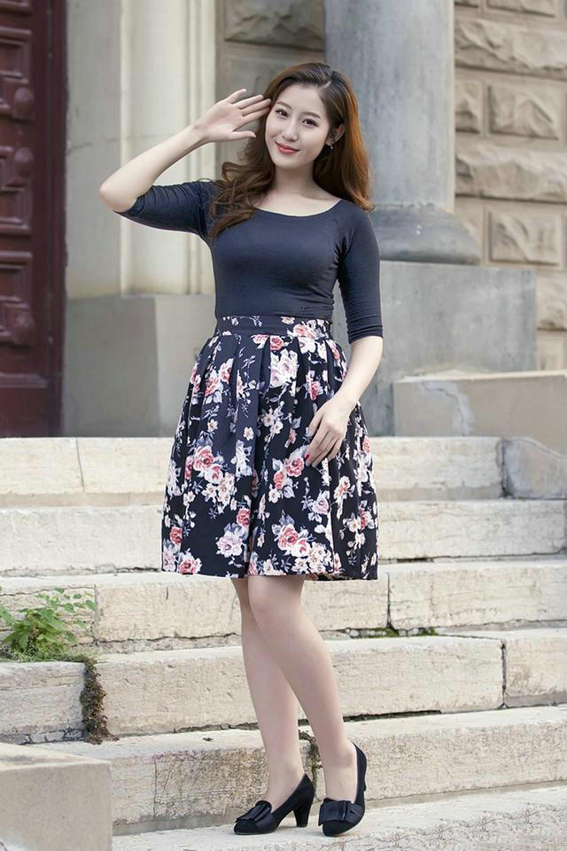 印花裙子 大龄女孩注意穿着要有品位,印花裙子的搭配不仅显年轻还有韵味