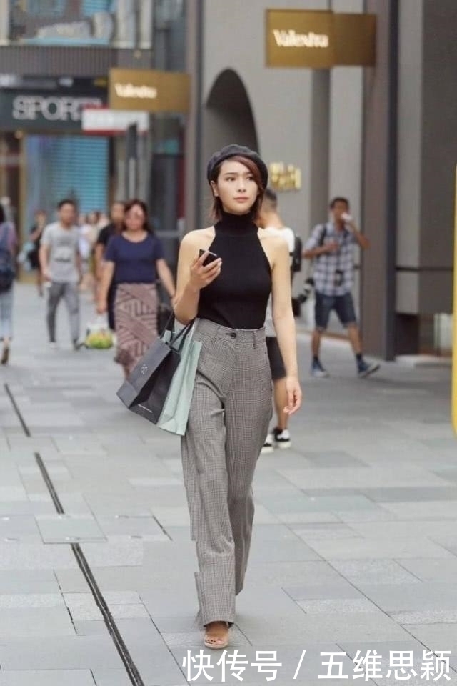路人街拍,美女灰色休闲裤搭配挂脖式背心,行走间满满的青春活力