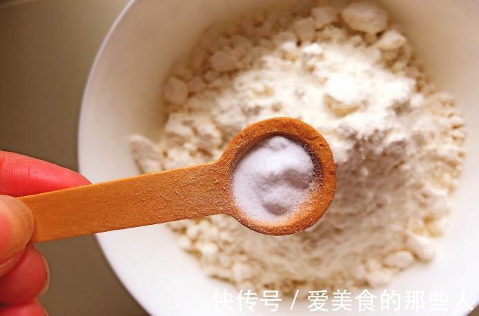 炸油条加酵母，难怪不好吃！教你正确做法，油条不僵硬，蓬松酥脆