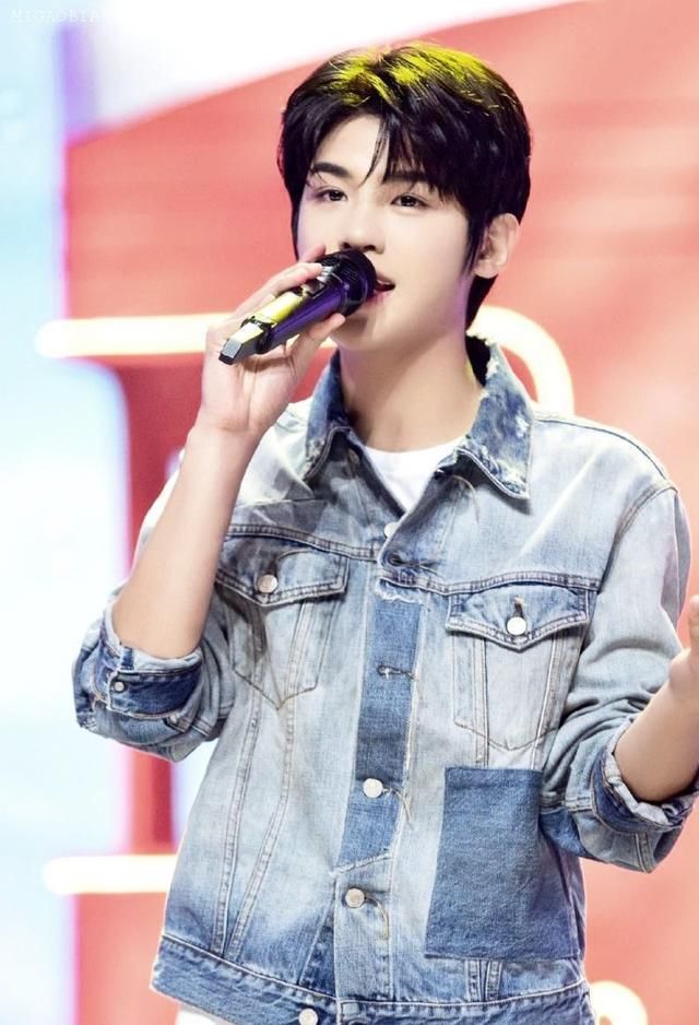  宠爱|同是乐华主持人，王一博冷漠脸被哥哥宠爱，他艺能满分却“镶边”