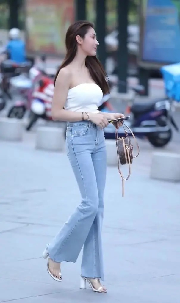 穿搭|年轻小姐姐穿上喇叭裤，演绎出成熟女性的魅力!