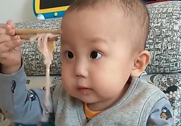 筷子|才1岁,用筷子熟练吃面条,孩子走红网络, 网友 就服你!