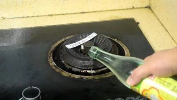 往燃气灶上倒点白醋，解决家家户户都有的一大烦恼，学会受用终生