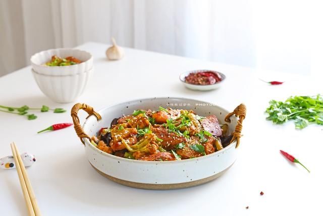 麻辣香锅在家也能做，步骤简单，食材丰富，比点外卖实惠多了