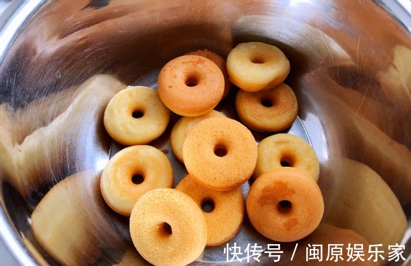 好吃|甜甜圈懒人做法,不用烤箱,无需打发,一口一个,好吃到停不下来