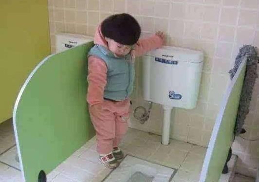 孩子|3岁女儿从幼儿园回家,紧握裤子说不能尿尿,脱下裤子妈妈气炸