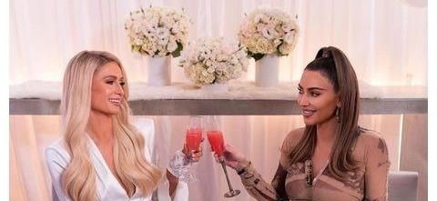 帕丽斯·希尔顿上演史上最浮夸真人秀！戴钻石手套做饭