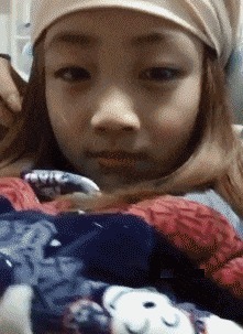 |搞笑GIF:都这时候了还看什么看 赶紧来救我啊,真装不下去了