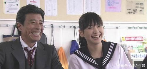 齐爸爸|父子出门遇下雨，宝爸立刻将宝宝举到头顶，网友：全网混最差的娃