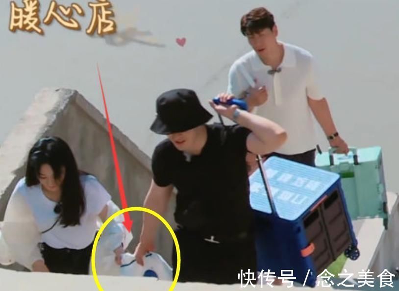 黄晓明“牵手”赵丽颖上楼梯,而谁注意两人拉手方式?太不克制了