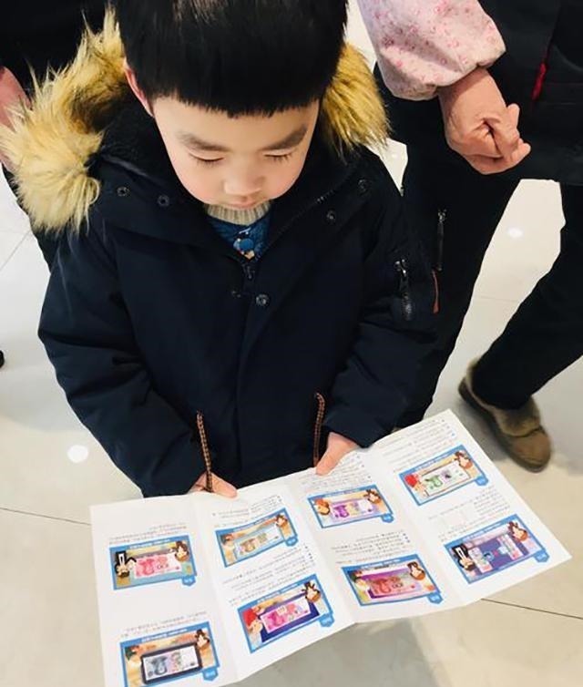 萌娃|2岁萌娃高空抛万元现金,家长只找回3000,网友笑称视金钱如粪土