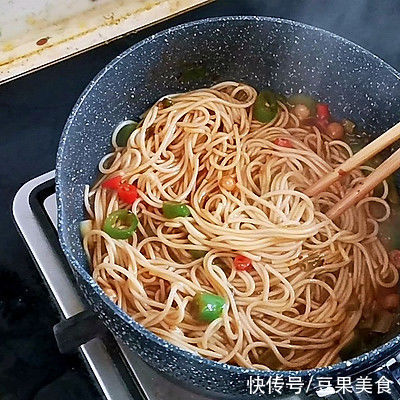 #清香麻爽秒入魂#麻辣芽菜拌面