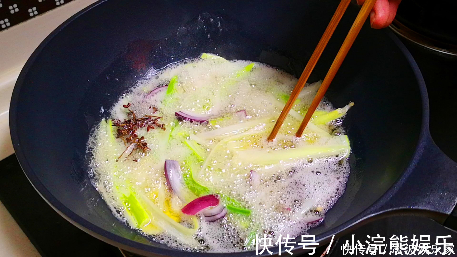 吃起来|素馅饺子好吃有诀窍,教你调馅小技巧,吃起来比肉饺子还香