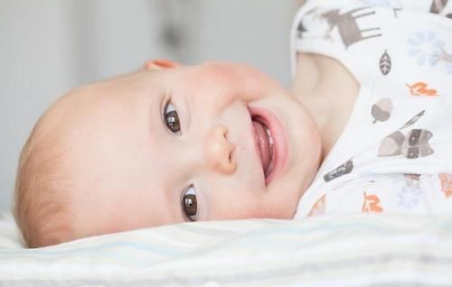 新生儿|新生儿这5种优异表现，说明大脑发育好，父母要用心培养