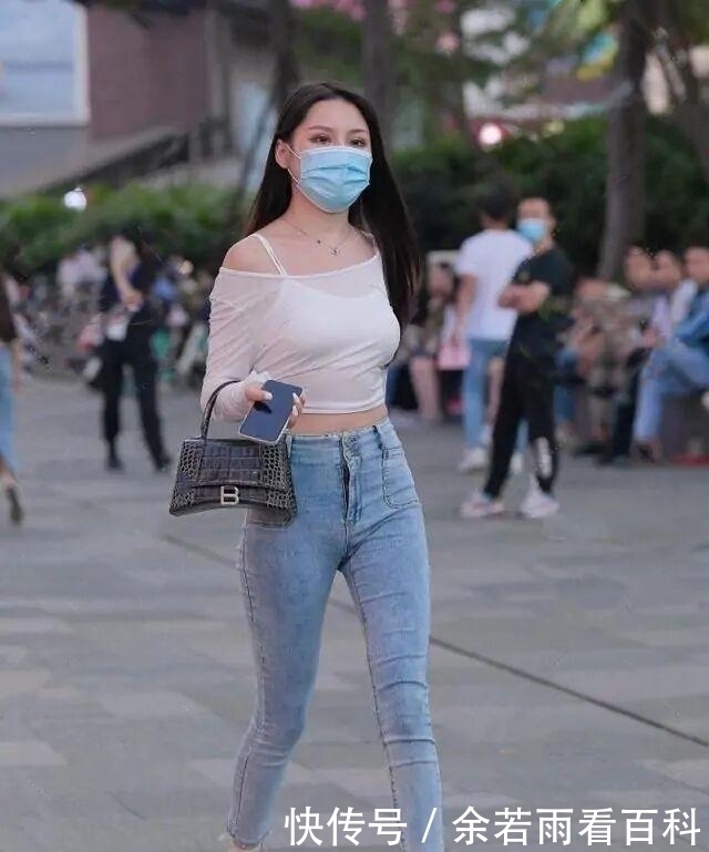 长袖|白色性感长袖搭配蓝色休闲打底裤,模特时装秀,比较常见的