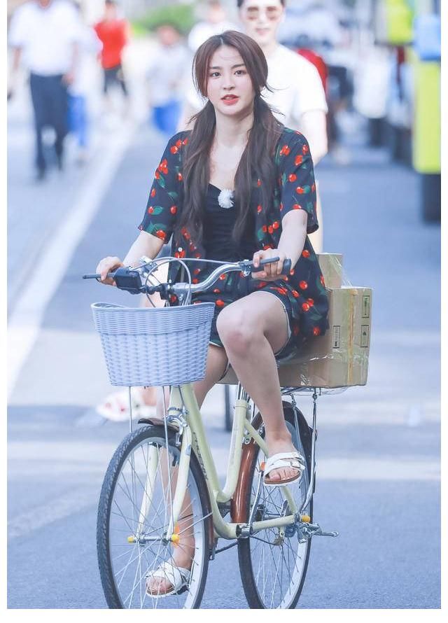 黄明昊|金子涵人气高,却错失出道机会,真的是陆柯燃抢了她的位置?